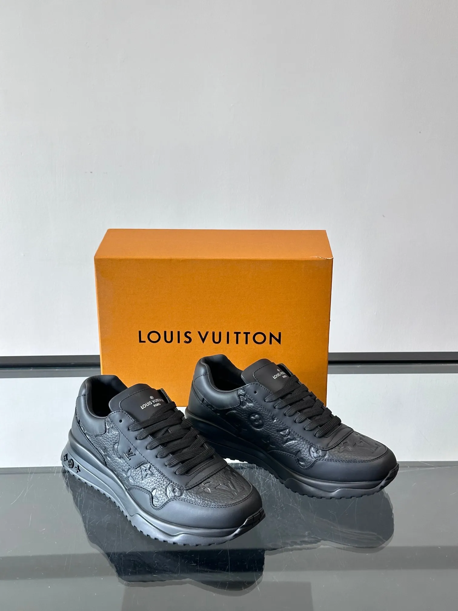 Men's Men's Shoes 💰500 [New Style] 🐡🐡LV🆕RUN AWAY sneakers, this Run Away sneaker is made of first-layer cowhide leather and breathable original material. The wedge-shaped rubber outsole continues the running shoe design, embellished with Monogram flowers, the L V letter is marked on the tongue, and the Louis Vuitton Paris logo is embellished on the back. Paired with brand logo cotton feet, the mesh lining and heel are spliced ​​and wrapped in cowhide, making the upper foot comfortable and breathable! size: 39-44 (38.45.46 customized)
